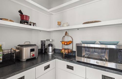 New & Modern Townhouse Close to Skiing, Brand New Hot Tub - Photo 21