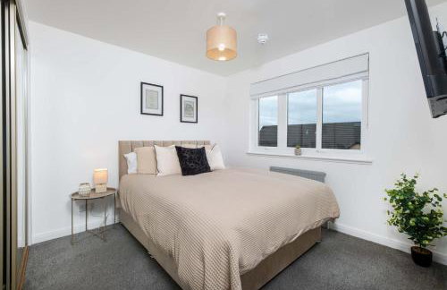 LANGLEY HOUSE Free Parking central LOCATION 5 bed all double with smart TV 3 BATHROOMS Loved by TRADES teams ideal for LONG STAYS contact langley cottages and apartments - Foto 16