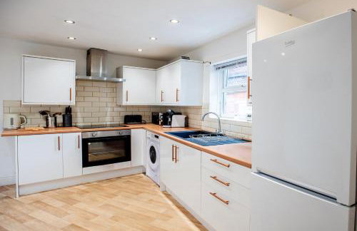 Newly Furnished Cosy 3 bed 20mins from City Center - Foto 8