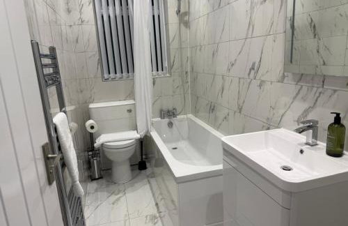 Spacious 4 Bed 4 Bath Stay with Free Parking - Foto 26