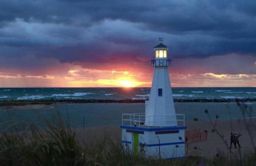Blocks to Town, Game Room, Firepit, Huge Backyard - Photo 3