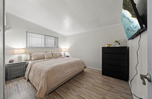 Entire Private Home with 4 Bedrooms 2 Bathrooms, 6 Beds, Hot Tub, King Bed, 6 Parking, Big Yard, Available Now - Foto 13