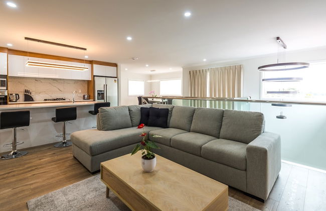 Brand New 5BR home with view of the sea - Photo 27