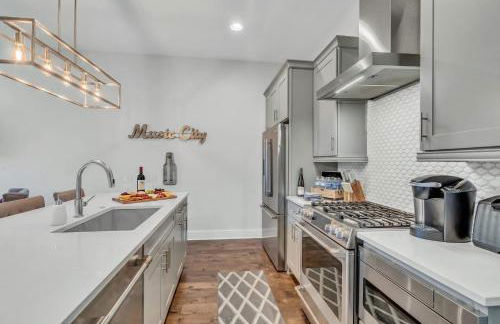 NEW Luxe 4BR 12 Beds - RoofDeck Views - Chefs Kitchen - Foto 38