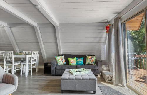 Pet Friendly A Frame w/ Private Dock & Great Lake Views - Foto 9