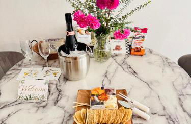 Hollywood Penthouse with Balcony & Pool View - Photo 8