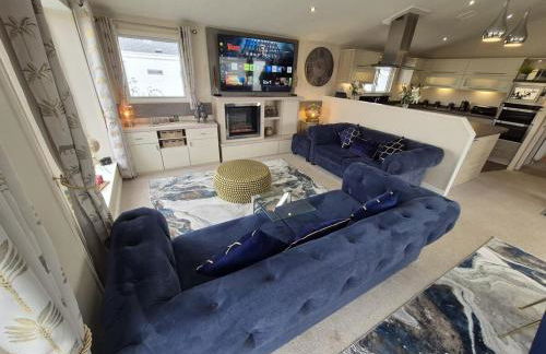 The Blue Lagoon 2 bedroom lodge with hot tub - Foto 23