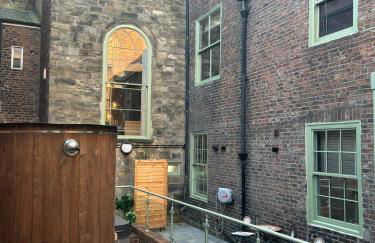 Magistrates Penthouse Suite - Town Centre Apartments with Spa - Foto 32