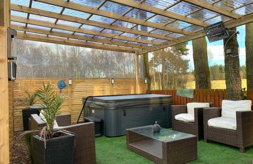 Lovely Semi-rural Caravan & Hot Tub - Sleeps Fam 6 - Photo 9