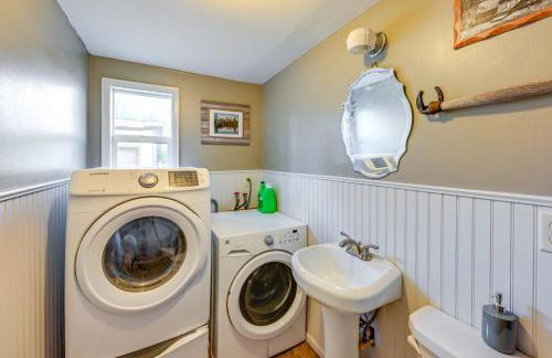 Hunt, Fish and Hike Home with Deck in Encampment - Foto 17