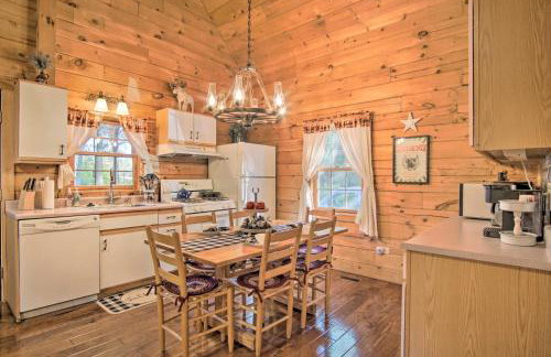 Rustic Rothbury Cabin with Resort Amenity Access! - Foto 7