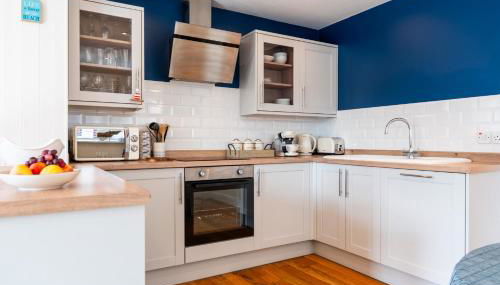 The Summerhouse - Photo 4, stove, dishwasher