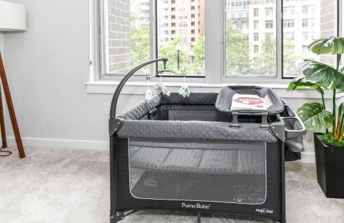 Posh 2BR Retreat Gym, Prkng and Scenic Rooftop - Photo 18