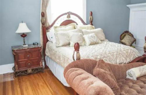 Queen Bed Escape. Near Dining and Main Street - Photo 4