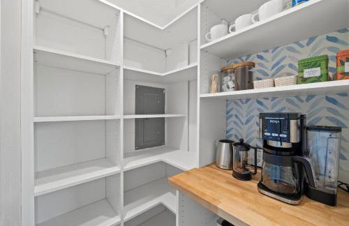 Luxury Lakeview Stay | Main&Guest House, Sleeps 10 - Foto 17