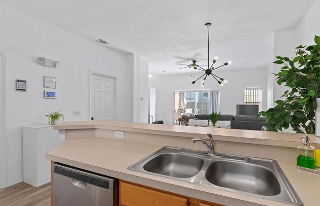 Amazing 3BR 2BA Townhome With Lake View at Terra Verde! - Foto 35