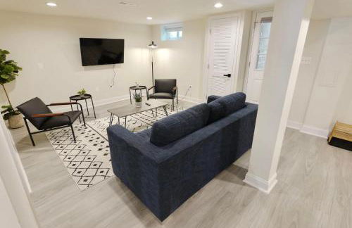 Pristine Petworth Family Home w Street Parking - Foto 36