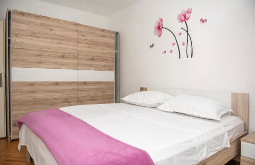 Sunny & Spacious, 2 BR apartment with free parking - Photo 17