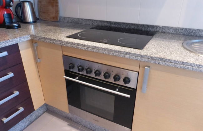 Beautiful 2 Bedroom 2 Bathroom Apartment With Pool - Photo 20