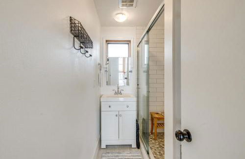 Oceanside Escape with Stunning Views Walk to Beach! - Foto 12