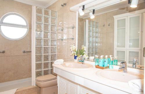 Vistas Increíbles y Confort en 1ª Línea de Playa - Photo 33