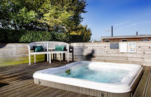 The Sleights, Strawberryfield Park - Hot Tub - Free WiFi & Parking - Pets Allowed 2 - Photo 1