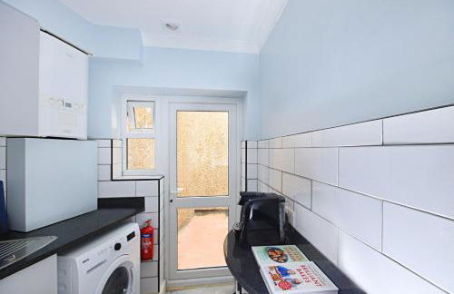 Rayan Heights Cosy 1 bedroom flat sleeps 2 perfect for contractors tourists families - Free parking - Foto 40