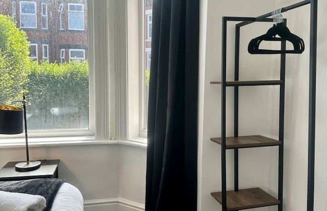 Large Five Bedroom Home with parking - Foto 17