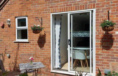 Cheerful, cosy, one bedroom home with patio and parking - Photo 14