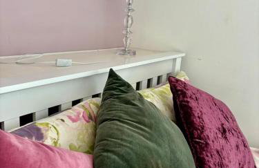 #56 4-Bedroom House Near Shops with Free Parking - Foto 14