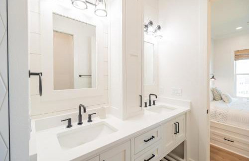 4BR Beach Haven - Deck, Gourmet Kitchen, Tiki Bar Fun - Foto 47