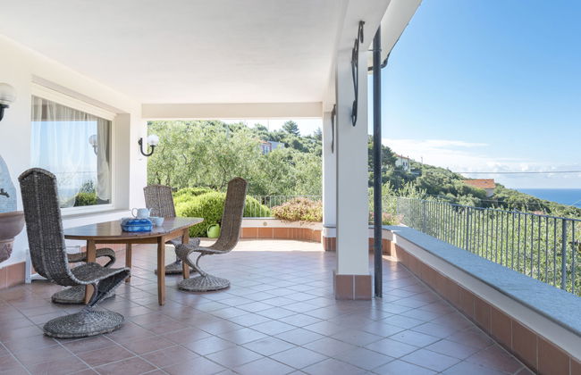 4 bedroom Apartment in Diano Castello with swimming pool and garden - Photo 2