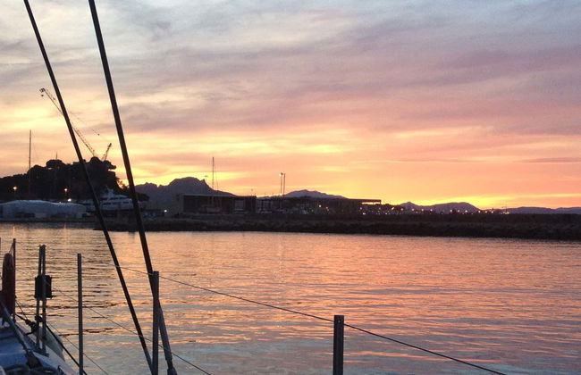 Paseo en catamarán al atardecer - Foto 1