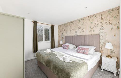 Keaton House - Close to City Centre - Free Parking, Spacious Garden, Fast Wifi and Smart TV by Yoko Property - Foto 14