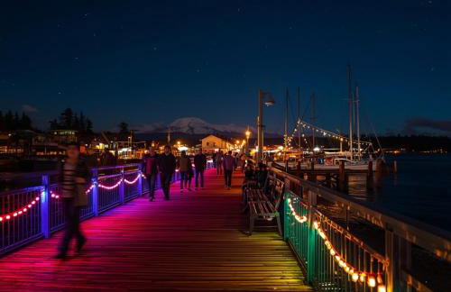 Bright 3 bedroom home with full kitchen, fenced backyard, sports court and free parking - Foto 32