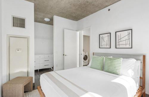 Linea Luxury Living with Indoor Pool and Rooftop Views in The Loop - Photo 37