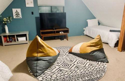 Chalet Retreat w/ Hot Tub, Short Walk to Lake & Pool - Photo 23