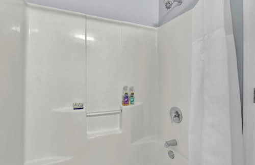 Pink playhouse sq near Progressive field & CSU - Photo 27