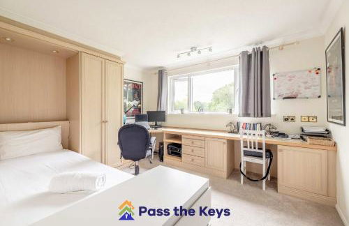 Detached countryside family home, set in extensive private gardens, with a hot tub - Pass the Keys - Photo 18