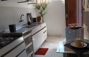Barra - Espaçoso Apt frente Shopping Barra - 100 m2, 2 quartos, varanda, sala, banheiro e cozinha completa, 2 camas casal, 1 cama de solteiro, 1 sofá cama - Foto 32