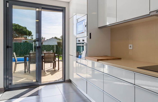 Luxury Villa With Private Pool - Photo 11