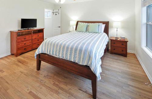 Adorable Southside ATM Cottage with Bikes, Pets OK - Photo 6