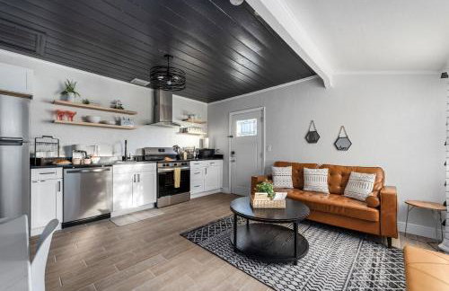 MODERN - Mins to Beach - Walk to Downtown - Free parking - Foto 9