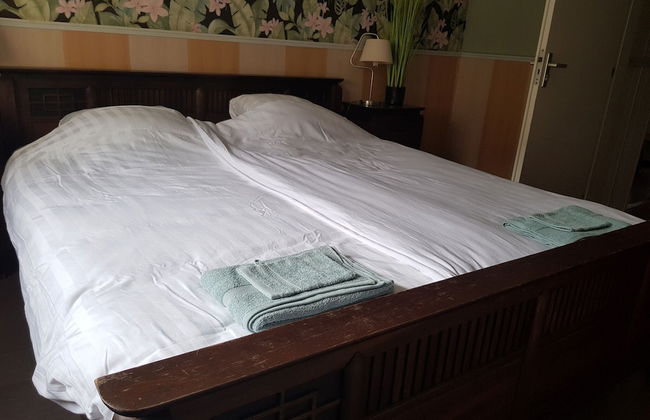 Group Home in Giethoorn With Waterside Terrace - Photo 3