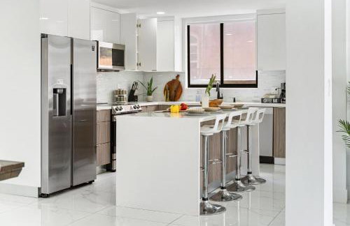 April Sale! 4 BR - Private Pool, Grill, Soaking Tub, Near Coral Gables & MIA Airport - Photo 4