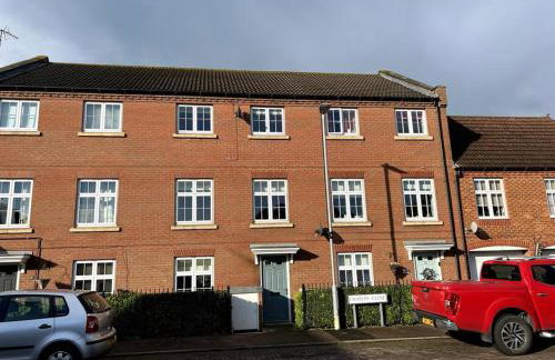 Spacious 5 Bedroom House Sleeps 9 with Parking - Foto 13