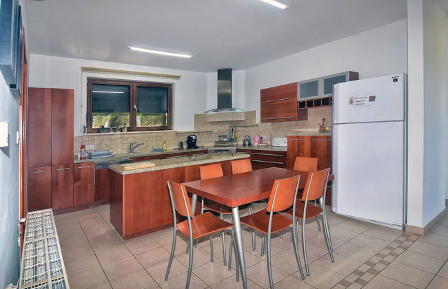 Incredible Large Villa In Paphos Sleeps 14 Children Pool, Jacuzzi, Huge Garden - Foto 15