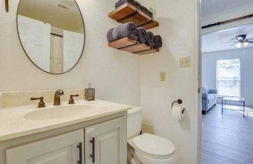 Relax Fireside! Poolside Oasis 3 Mi to Dtwn Sanger - Foto 17