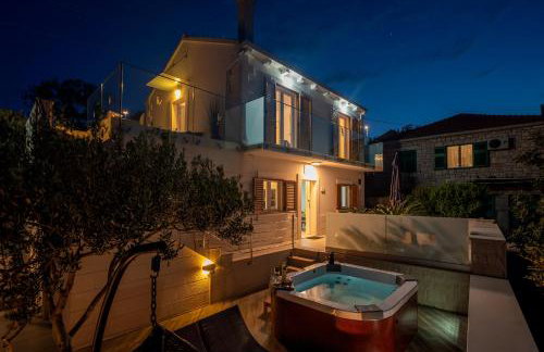 Uniquely designed Villa Ivana with outdoor Jacuzzi nearby the pebble Banje beach at the Island of Solta - Photo 25