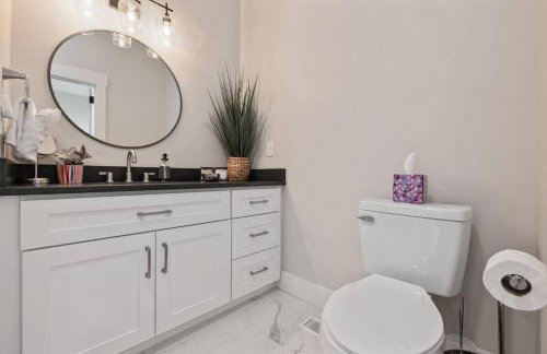 Downtown | Gorgeous | Pet Friendly! - Photo 37